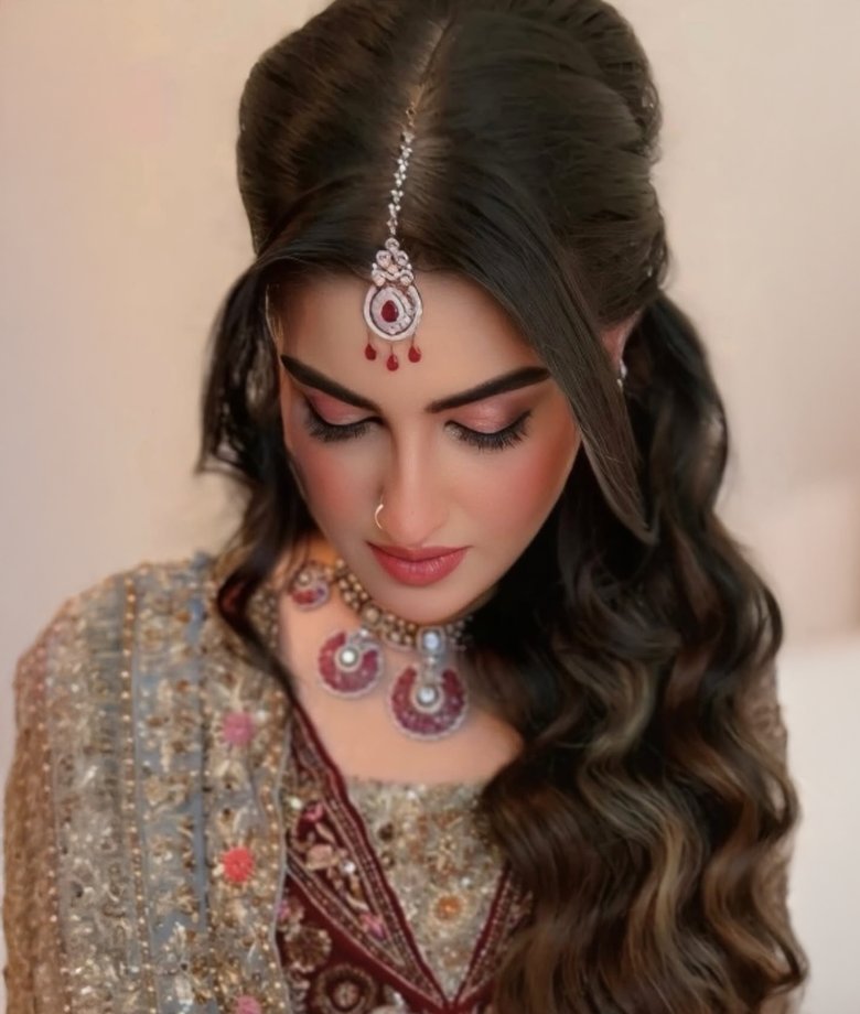 Bridal hair in soft waves with a gold maang tikka